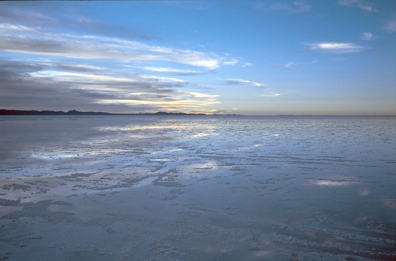 chi_4_10 salar.jpg - Uyuni salar d'Uyuni reflets des lueurs de l'aube